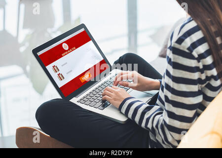 Close up Frau sitzt und online einkaufen auf Laptop Computer in den Warenkorb Funktion Webseite im Coffee Shop, Digital Marketing Konzept. Digitale lifestyl Stockfoto