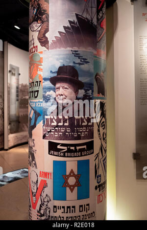 Ein zweiter Weltkrieg Hebräisch Plakat mit einem Foto von Winston Churchill Juden drängt die Jüdischen in der englischen Armee. Am Rabin Center in Tel Aviv. Stockfoto