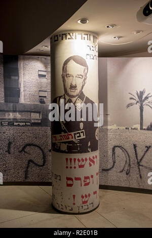 Ein Plakat mit einem Foto von Jitzhak Rabin, als Hitler seine Politik der "Land für Frieden" zu protestieren. Am Rabin Center in Tel Aviv. Stockfoto