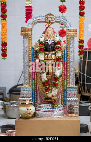 Reich verzierte Statue der hinduistischen Gottheit Venkateswara, eine Form des Gottes Vishnu. An der Om Shakti Hindutempel in Flushing, Queens, New York. Stockfoto