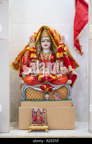 Reich verzierte Statue der hinduistischen Göttin Santoshi. An der Om Shakti Hindutempel in Flushing, Queens, New York. Stockfoto