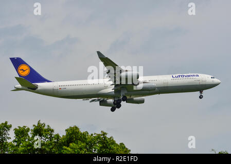 Bangkok, Thailand - 23.April 2018. Ein Airbus A340-300 der Lufthansa Flugzeug Landung in Bangkok Suvarnabhumi International Airport (BKK). Stockfoto