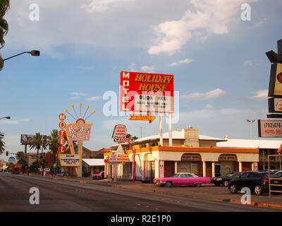 LAS VEGAS, Nevada - Juli 20, 2018: Die vintage Holiday House Motel und der Kleine Vegas Kapelle, mit seinen zwei pink Cadillacs, am Las Vegas Boulevard, o Stockfoto