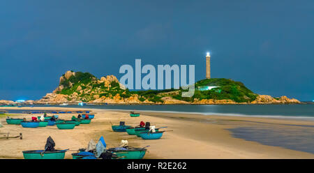 Leuchtturm leuchtet nachts auf der wunderschön gelegenen Insel. Dies ist ein Navigationssignal, das das Vorbeifahren des Schiffes signalisiert Stockfoto