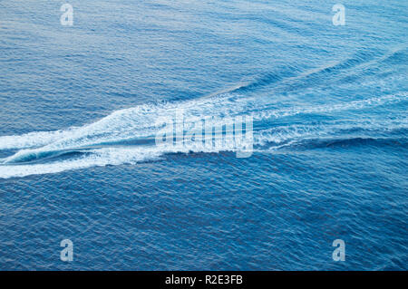 Boot auf dem Meer, weißer Schaum, blauen Wellen, schöner Hintergrund Stockfoto