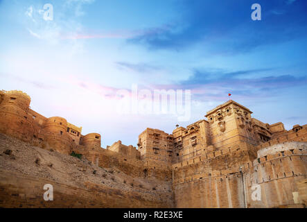 Jaisalmer Fort Wand bei Sonnenaufgang blauer Himmel in Rajasthan, Indien Stockfoto