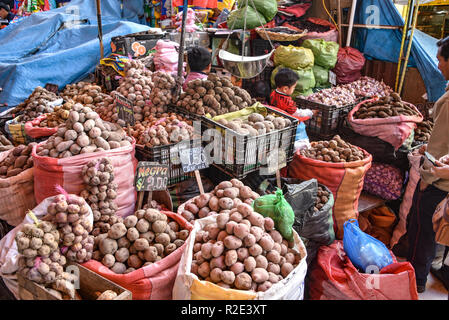 Arequipa, Peru - Oktober 7, 2018: Kartoffel Rebsorten auf den Verkauf in den zentralen Markt, Mercado San Camilo Stockfoto