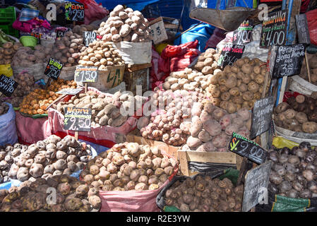 Arequipa, Peru - Oktober 7, 2018: Kartoffel Rebsorten auf den Verkauf in den zentralen Markt, Mercado San Camilo Stockfoto