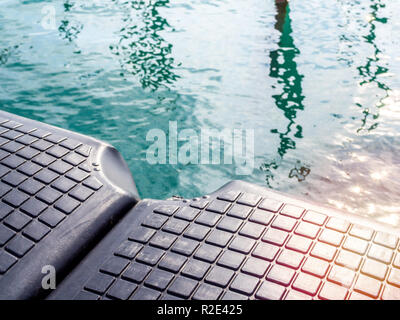 Kunststoff schwarz Pontoon weg schwimmen im Meer mit kopieren. Kunststoff Schwimmdocks. Kunststoff Pontoon Bridge. Stockfoto