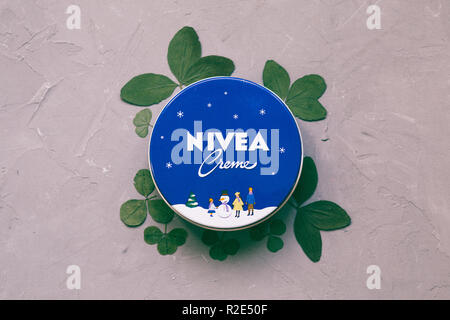 Moskau, Russland - 11 14 2018: Ansicht von oben Creme nivea auf grauem Hintergrund Stockfoto