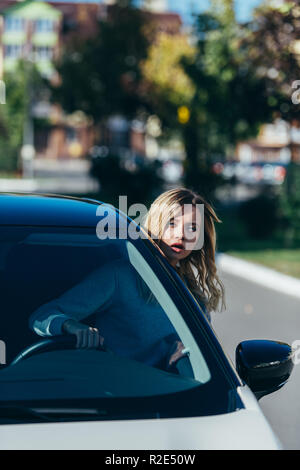 Junge schockiert Frau schiefen Fenster während der Fahrt Auto Stockfoto