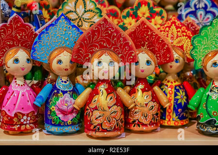 Anzeige der farbenfrohen traditionellen russischen Matrjoschka nesting Dolls in einem Souvenirshop in Moskau, Russland Stockfoto