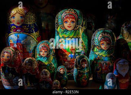 Anzeige der farbenfrohen traditionellen russischen Matrjoschka nesting Dolls in einem Souvenirshop in Sankt Petersburg Russland mit einem dramatischen kontrastreicher Beleuchtung Stockfoto