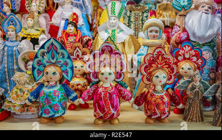 Anzeige der farbenfrohen traditionellen russischen Matrjoschka nesting Dolls in einem Souvenirshop in Sankt Petersburg Russland Stockfoto