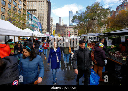 Menschen, die an einem Herbstmorgen am Wochenende auf dem Union Square Greenmarket einkaufen. New York Stockfoto