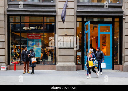 [Historisches Schaufenster] Amazon 4-Star, 72 Spring St, New York, NY. Außenansicht eines eklektischen Warenhauses im SoHo-Viertel in Manhattan. Stockfoto