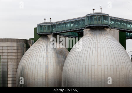 Zellstoffeier der Abwasseraufbereitungsanlage Newtown Creek, Brooklyn, New York City. Stockfoto