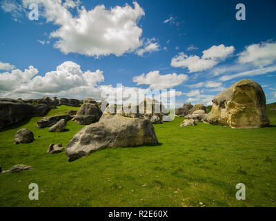 Schlendern Sie den Weg hinunter zum Meer am Tunnel Beach an einem bewölkten Tag auf der Südinsel Neuseelands Stockfoto