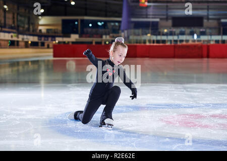 Eiskunstlauf kleines Mädchen Stockfoto