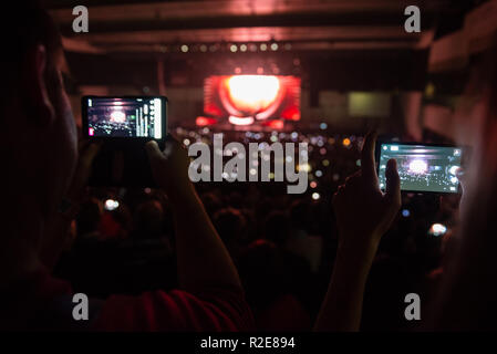 Fans der Aufnahme Nightwish zeigen auf ihren Smar Telefone Stockfoto