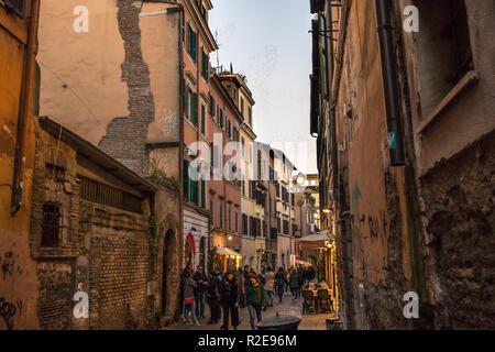 11/09/2018 - Rom, Italien: Gassen von Trastevere in Rom bei Sonnenuntergang mit Touristen zu Fuß am Abend Stockfoto