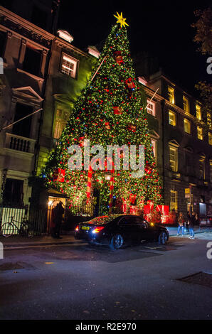 London, UK, Mayfair Private Club Christmas Tree Stil Eingang Annabel Dekoration. Stockfoto