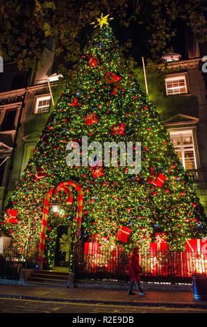 London, UK, Mayfair Private Club Christmas Tree Stil Eingang Annabel Dekoration. Stockfoto