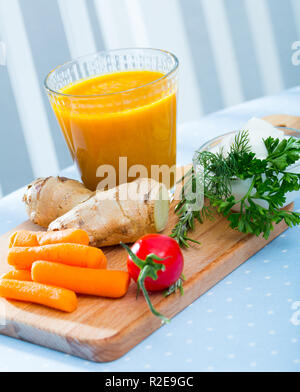 Detox drink, frische Karotten und Ingwer Saft mit Zutaten Stockfoto