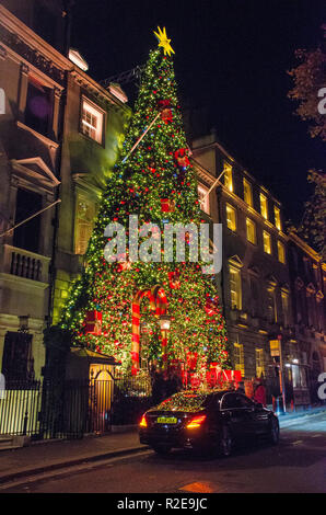 London, UK, Mayfair Private Club Christmas Tree Stil Eingang Annabel Dekoration. Stockfoto