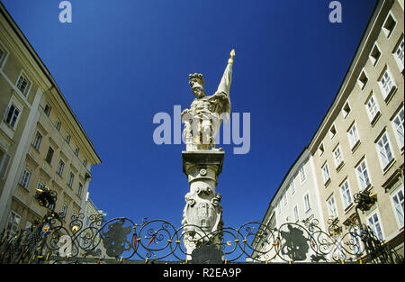 Statue am Cathedral Square in Salzburg. Stockfoto