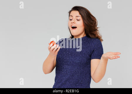 Schöne brünette Mädchen überrascht erhalten ring Vorschlag, zu heiraten, bis auf grauem Hintergrund schließen isoliert Stockfoto