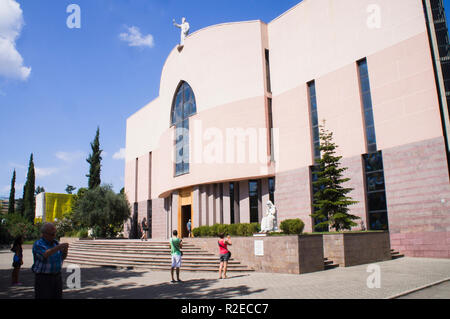 Die Statue der Mutter Teresa vor der Saint Paul's Cathedral in Tirana, der Hauptstadt und größten Stadt Albaniens. September 7, 2018. (CTK Photo/Libor Stockfoto