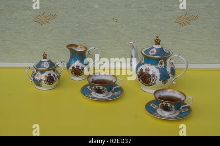 Tee für zwei, englische Teetassen mit Untertassen, Teekanne, Zuckerdose und Sahne Kanne, Fine Bone China Porzellan Stockfoto