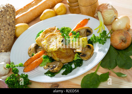 Traditionelle australische Crash heiße Kartoffeln serviert mit gebratenen Champignons, Gemüse und Grüns Stockfoto