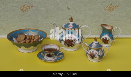 Englisch Teetasse mit Untertasse, Teekanne, Zuckerdose, creme Kanne und einem Kuchen Schüssel mit Cookies, Fine Bone China Porzellan Stockfoto