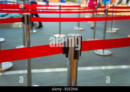 Stretch Menschenmenge Queue Steuerung Barriere Post Stanchion Gurtabroller Ribbon Begrenzung (CTK Photo/Libor Sojka) Stockfoto