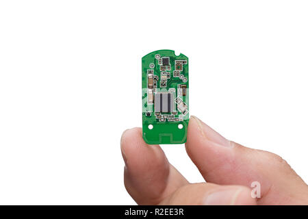 Hand mit kleinen Mikrochips Mikrocontroller auf weißem Hintergrund. Stockfoto