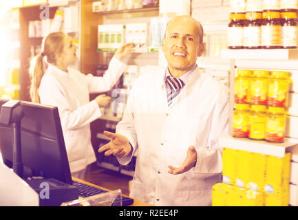 Apotheker und weibliche Apotheke Assistant hilft in der Apotheke Stockfoto