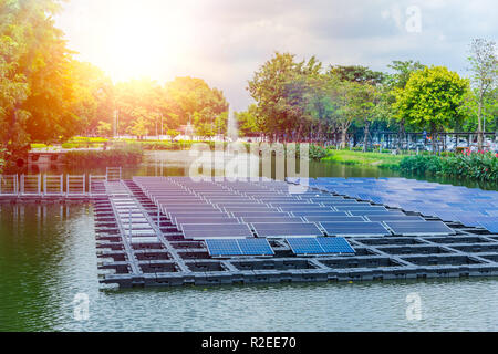 Floating Sonnenkollektoren oder Solarzellen Plattform auf dem Wasser See Teich für die Einsparung von Energie Technologie Innovation. Stockfoto