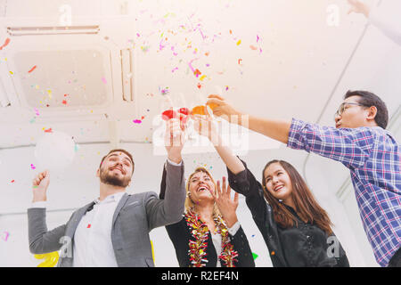 Frohes neues Jahr bunte Partei in Office Business Leute Spaß zusammen mischen. Stockfoto