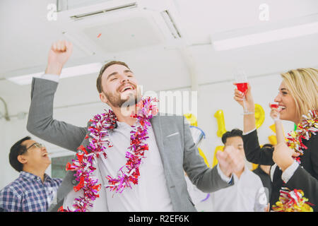 Kaukasische boss Geschäftsmann Tanz in Office Party neues jahr spaß Feier. Stockfoto
