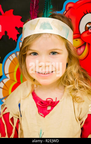 Ein Pre-school Student für Thanksgiving in einem hausgemachten Indianer Kostüm gekleidet ist, November 21, 2012, in Columbus, Mississippi. Stockfoto