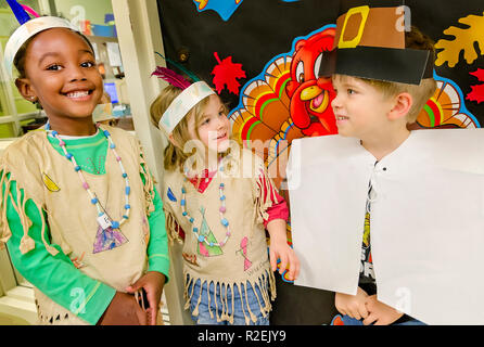 Pre-school Kursteilnehmer werden in hausgemachten Native American Indian und Pilgrim Kostüme, November 21, 2012, in Columbus, Mississippi gekleidet. Stockfoto