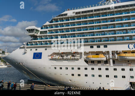 Wladiwostok, Russland - 22 September, 2018: Die Fortuna klasse Kreuzfahrtschiff "Costa Fortuna" Docks am Hafen von Wladiwostok. Stockfoto