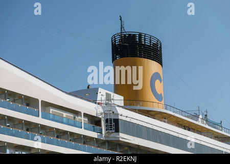 Wladiwostok, Russland - 22 September, 2018: Die Fortuna klasse Kreuzfahrtschiff "Costa Fortuna" Docks am Hafen von Wladiwostok. Stockfoto