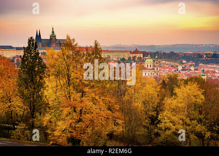 Schöne Aussicht über Prag historische Grenzsteine im Herbst (Fall) mit gelben und orangen Blätter, Tschechische Republik, Europa Stockfoto