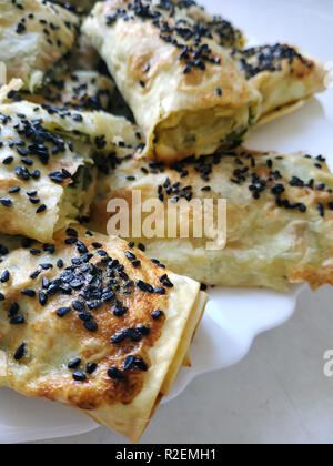 Cutted lavash Stücke mit Gemüse. Burek mit Spinat und Käse und schwarzer Kreuzkümmel. Yufka Stockfoto