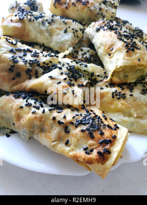 Cutted lavash Stücke mit Gemüse. Burek mit Spinat und Käse und schwarzer Kreuzkümmel. Yufka Stockfoto