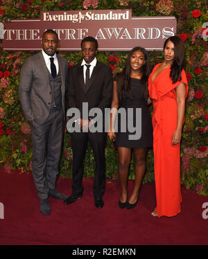 Foto muss Gutgeschrieben © Alpha Presse 079965 18/11/2018 Idris Elba werden mit Tochter Isan Elba und Sabrina Dhowre der 64 Evening Standard es Theater Awards 2018 Theatre Royal London Stockfoto