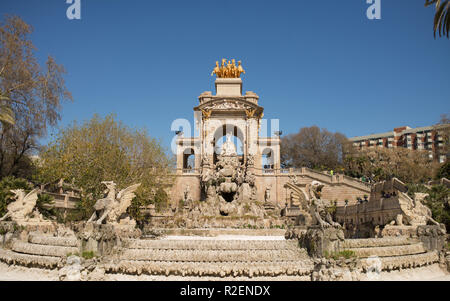 Cascada im Parc de la Ciutadella. Triumphbogen mit Wasserfall und Brunnen. Barcelona. Spanien. Stockfoto